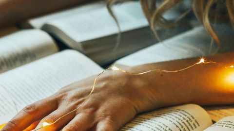 Les mains d'une femme sur plusieurs livres