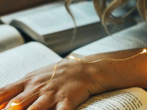Les mains d'une femme sur plusieurs livres