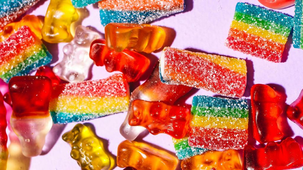 Additifs alimentaires : l’heure du choix Des bonbons sur fond rose