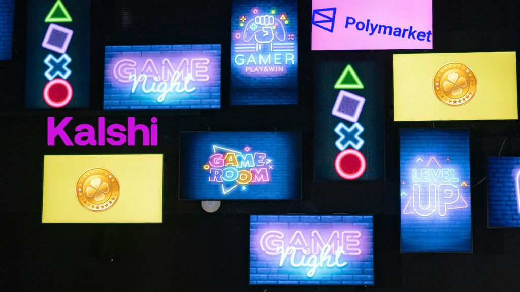 Des écrans de gaming et les logos Polymarket, Kalshi, Myriad