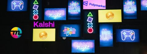 Des écrans de gaming et les logos Polymarket, Kalshi, Myriad