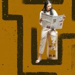 Une femme asiatique lit son journal avec un labyrinthe en fond