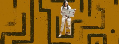 Une femme asiatique lit son journal avec un labyrinthe en fond