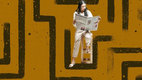 Une femme asiatique lit son journal avec un labyrinthe en fond