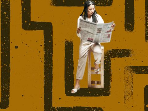 Une femme asiatique lit son journal avec un labyrinthe en fond