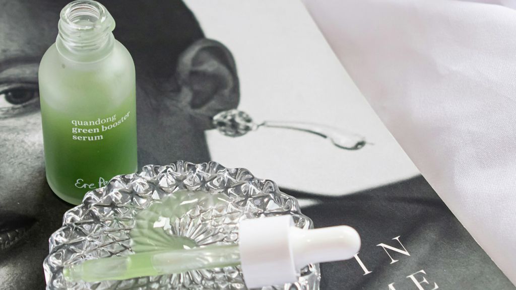 Un sérum posé sur un magazine féminin