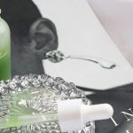 Un sérum posé sur un magazine féminin