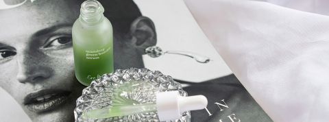 Exosomes : pourquoi la beauté veut « parler » à vos cellules Un sérum posé sur un magazine féminin