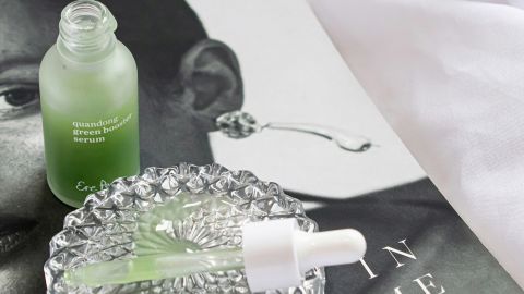 Un sérum posé sur un magazine féminin