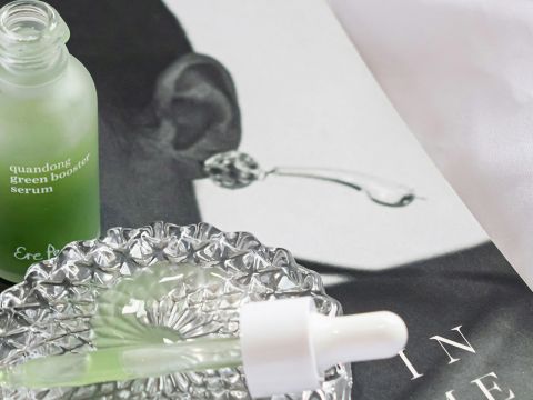 Un sérum posé sur un magazine féminin