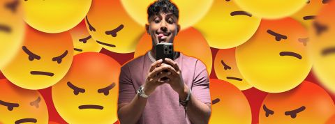 une jeune homme qui tire la langue devant un mur d'emoji pas content