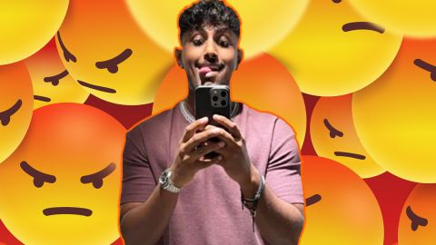 une jeune homme qui tire la langue devant un mur d'emoji pas content