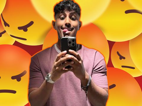 une jeune homme qui tire la langue devant un mur d'emoji pas content