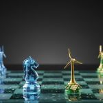 Jeu d'échecs avec pièces holographiques (IA américaine) vs pièces énergétiques vertes (stratégie chinoise)