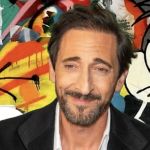 Adrien Brody devant une des ses œuvres