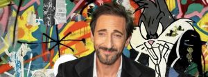 Adrien Brody devant une des ses œuvres