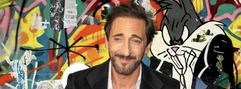 Adrien Brody devant une des ses œuvres