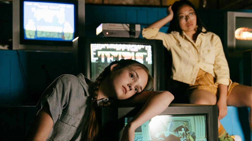 Deux ados désabusées sur de vieilles télés