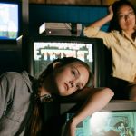 Deux ados désabusées sur de vieilles télés