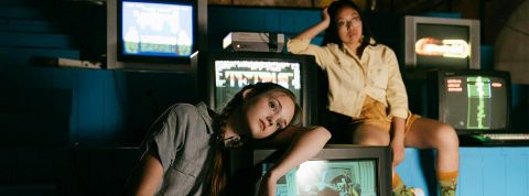 reseaux Deux ados désabusées sur de vieilles télés