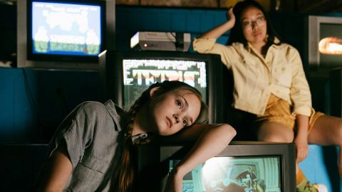 Deux ados désabusées sur de vieilles télés