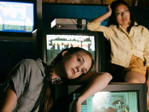 Deux ados désabusées sur de vieilles télés