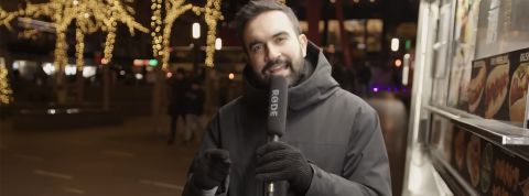 Zohran Mamdani avec son micro devant un truck hallal