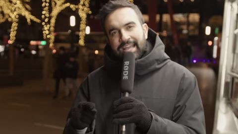 Zohran Mamdani avec son micro devant un truck hallal