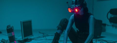 VIGINUM : l’IA, le nouveau visage des ingérences étrangères Une cybergirl et ses ordis