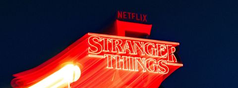 Netflix Houses : quand le divertissement brise le quatrième mur Un néon Nteflix et Stranger things dans la nuit