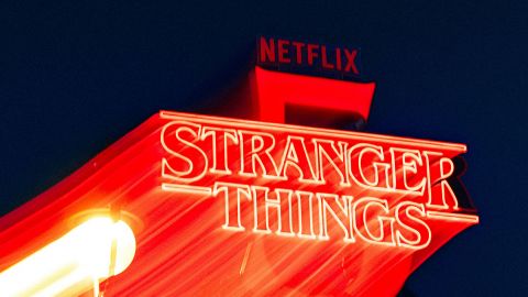 Un néon Nteflix et Stranger things dans la nuit