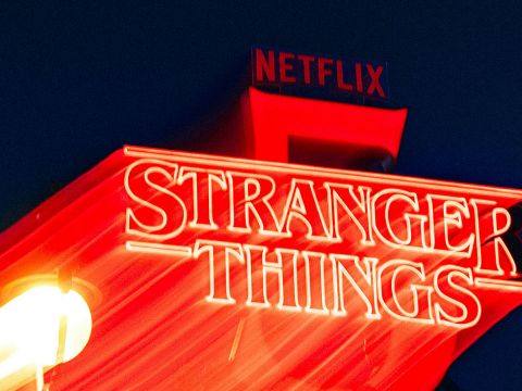 Un néon Nteflix et Stranger things dans la nuit