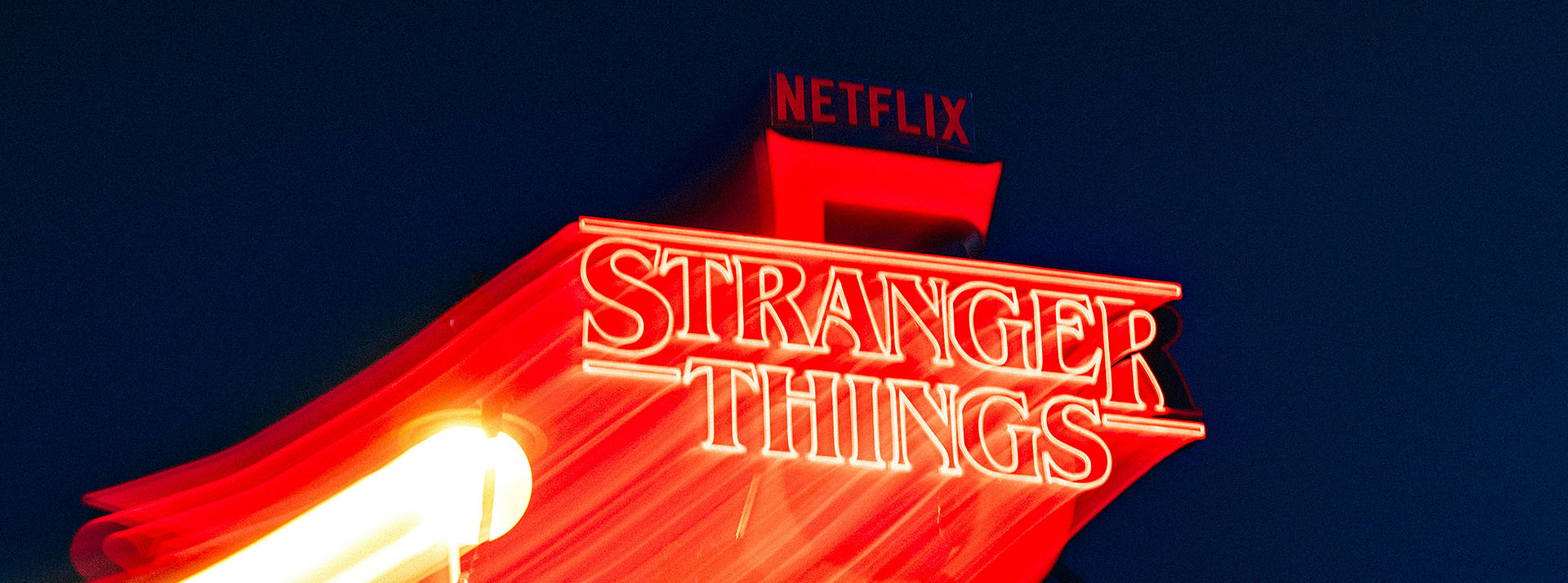 Un néon Nteflix et Stranger things dans la nuit
