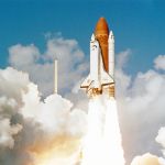Une fusée qui décolle
