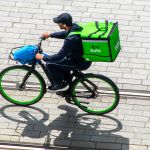 Un livreur Uber en vélo vue de haut