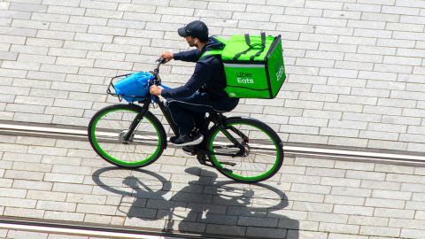 Un livreur Uber en vélo vue de haut