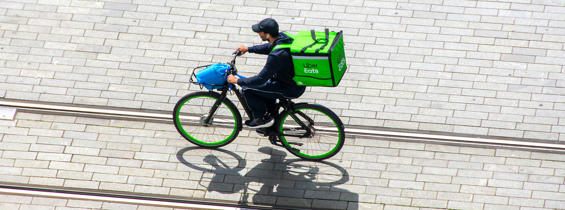 « Score de misérabilité » et arnaque algorithmique : une fausse révélation sur Uber Eats trompe des millions d’internautes - L'ADN Un livreur Uber en vélo vue de haut