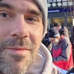 un homme devant des manifestants pro-palestinien