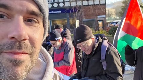 un homme devant des manifestants pro-palestinien