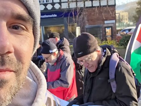 un homme devant des manifestants pro-palestinien