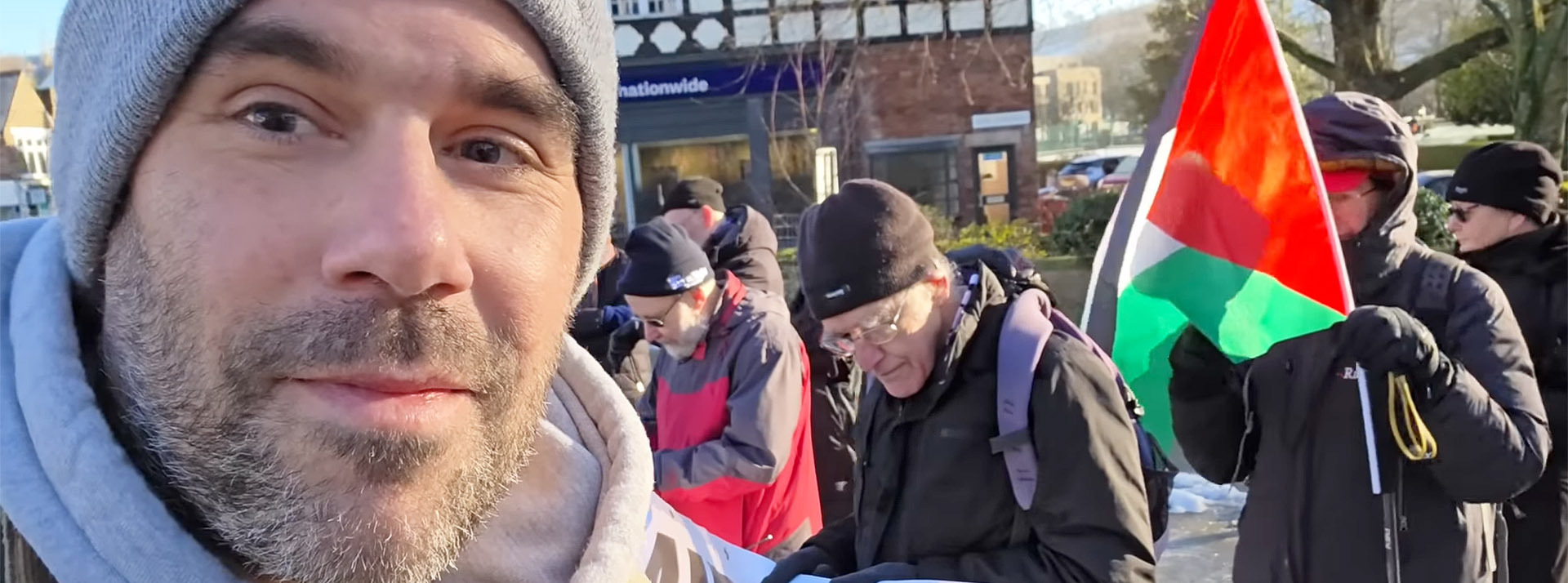21-01-british - L'ADN un homme devant des manifestants pro-palestinien