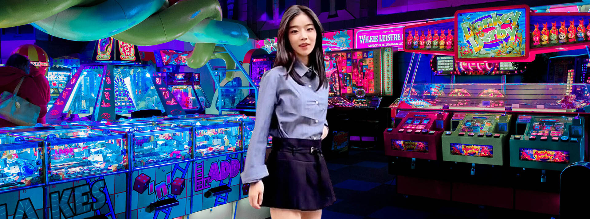 Newtro, nos vies entre IRL et mondes numériques - L'ADN Une jeune asiatique avec une tenue d'écolière modernisée dans une salle de jeux d'arcade