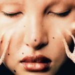 Un visage féminin dont la peau se tend et forme un papillon