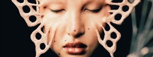 Un visage féminin dont la peau se tend et forme un papillon