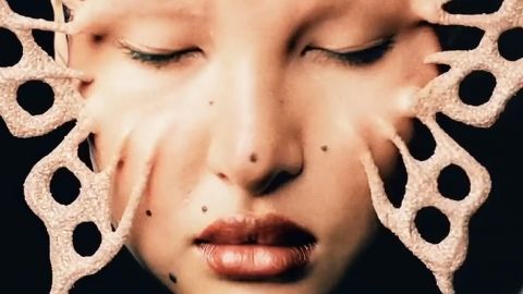 Un visage féminin dont la peau se tend et forme un papillon