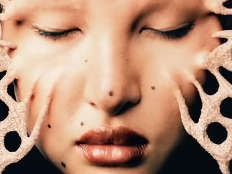 Un visage féminin dont la peau se tend et forme un papillon