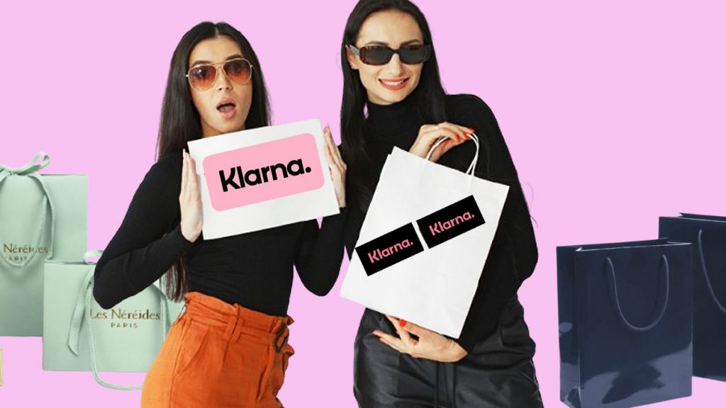 Deux femmes revenant de shopping avec plein de sacs et le logo Klarna