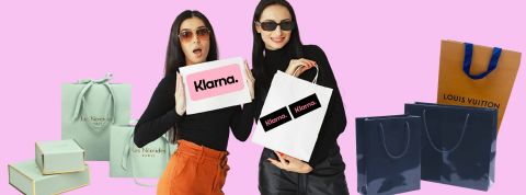 Bonjour le « klarnage », ou comment le Buy Now Pay Later financiarise le quotidien Deux femmes revenant de shopping avec plein de sacs et le logo Klarna