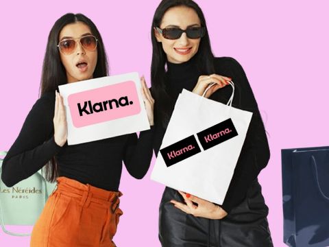 Deux femmes revenant de shopping avec plein de sacs et le logo Klarna