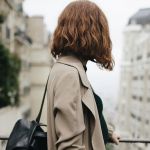 Une jeune femme de profil dans Paris